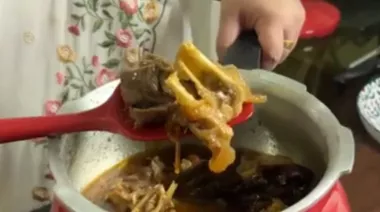 Tender mutton jhal farezi cooked with capsicum, onions, tomatoes, and whole spices